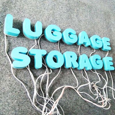 3D আকৃতির রঙের রং মেটাল অক্ষর সঙ্গে আলোর বহিরঙ্গন বিজ্ঞাপন