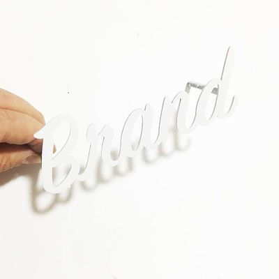 ফ্ল্যাট কাট হোয়াইট পেইন্ট মেটাল লেটার সাইন ব্রাশ করা SS304 চ্যানেল লেটার সাইনেজ