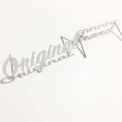 ফ্ল্যাট কাট হোয়াইট পেইন্ট মেটাল লেটার সাইন ব্রাশ করা SS304 চ্যানেল লেটার সাইনেজ