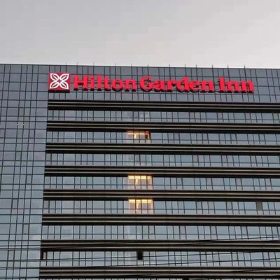 3-5 মিমি এক্রাইলিক বিল্ডিং সাইন ইউভি প্রিন্টেড ফেব্রিকেটেড স্টেইনলেস স্টীল অক্ষর