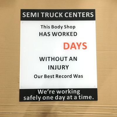 3d লেজার কাট এক্রাইলিক লেটার সাইন গোল্ড পেইন্টেড সিল্ক স্ক্রীন দোকানের নাম