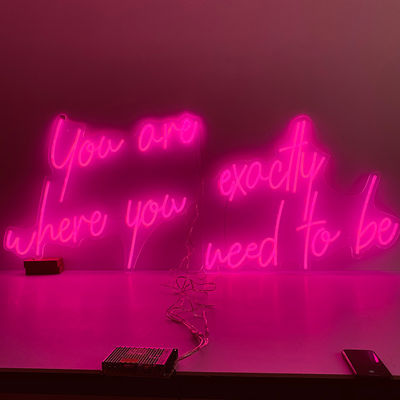 এক্রাইলিক বোর্ডের সাথে হাইস্প্যান ব্যক্তিগতকৃত 3d নিয়ন চ্যানেল অক্ষর