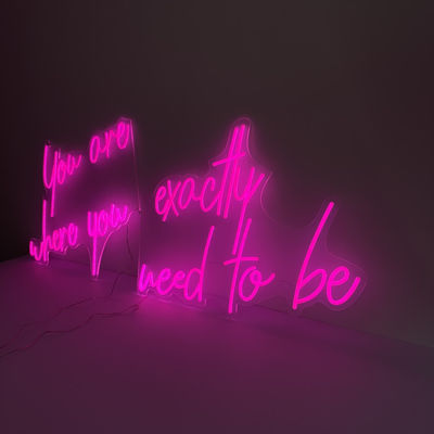 এক্রাইলিক বোর্ডের সাথে হাইস্প্যান ব্যক্তিগতকৃত 3d নিয়ন চ্যানেল অক্ষর