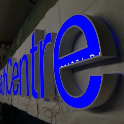 শপ স্টোরফ্রন্ট লোগো চ্যানেল লেটার সাইন কাস্টম পিএমএস কালার